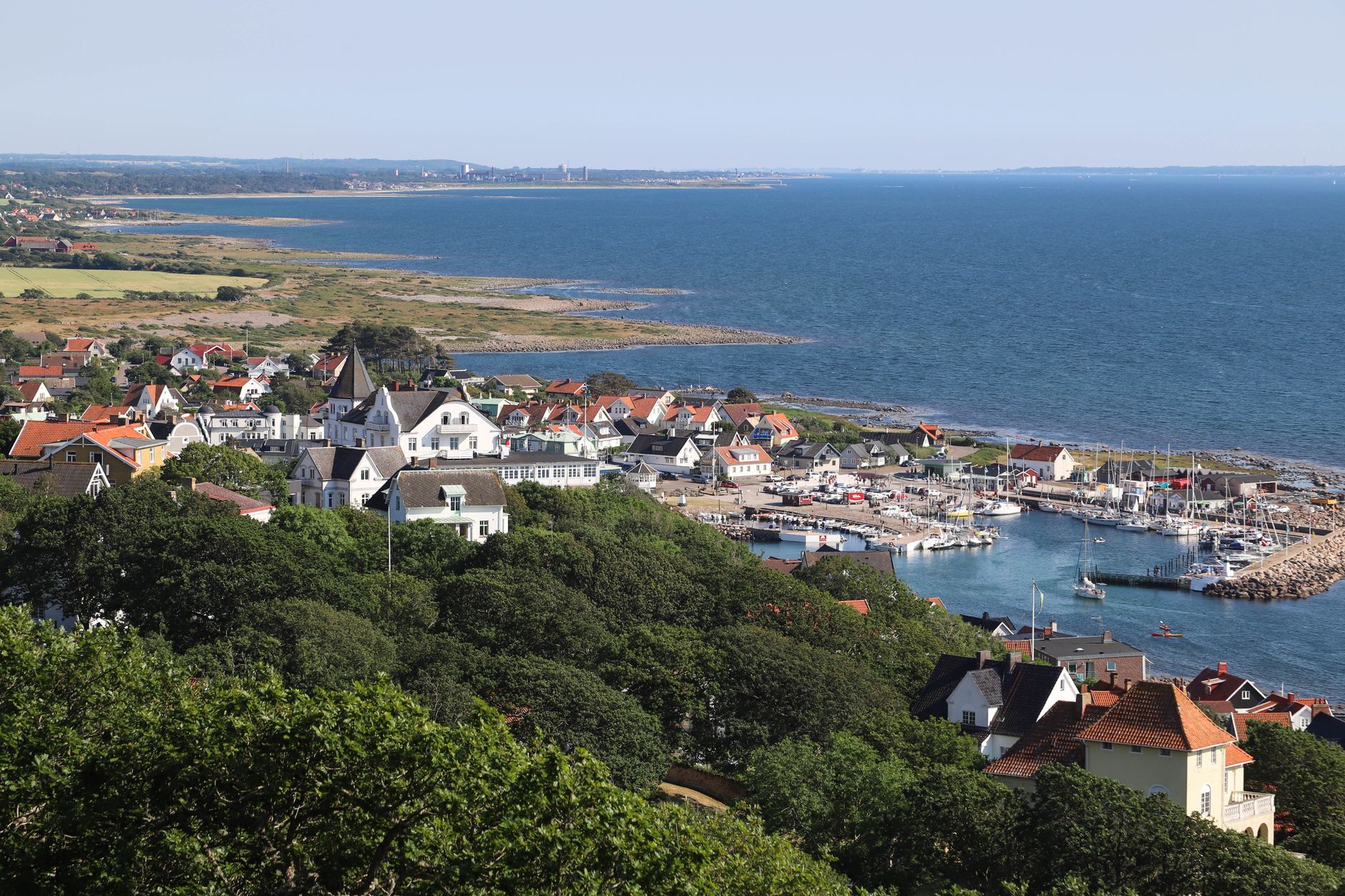 Udsigt over en kystby med huse, havn og hav